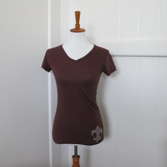 Kendra Duck | Fleur-de-lis V-Neck Tee - Picture 2 of 6